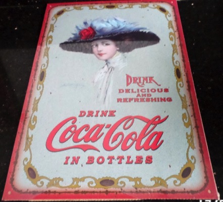 9226-9 € 7,50 coca cola ijzeren plaat 32x21,5 cm dame met hoed.jpeg